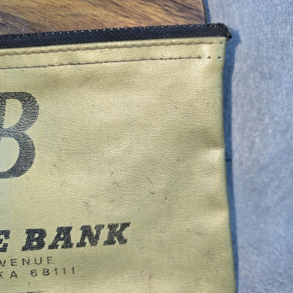 Vintage gold bank bag / Pouch